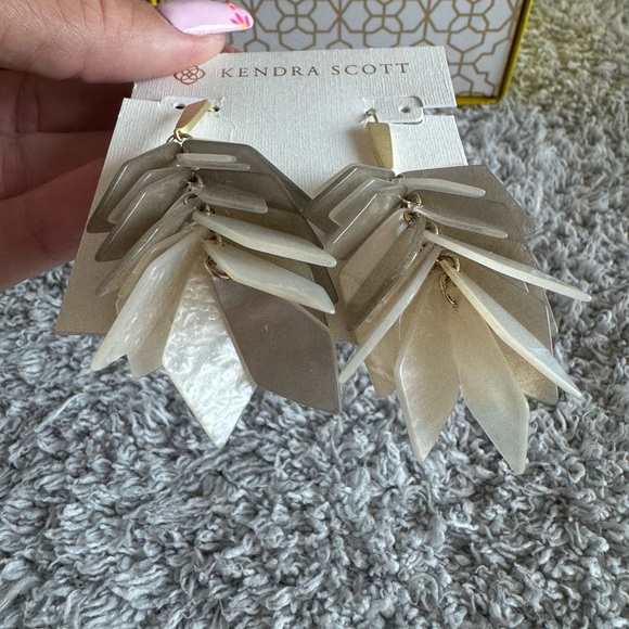 Kendra Scott Jenni Earrings - Picture 3 of 4